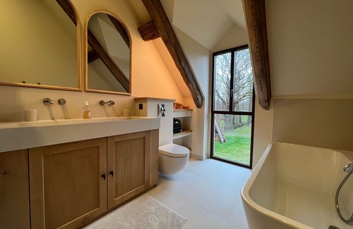Neung-sur-Beuvron House | Superbe Propriété, 10 Couchages, 6 Chambres, Piscine, vue sur Étang