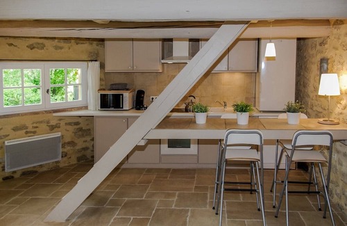 Colonzelle Cottage | Cottage 'Ecurie' with Shared Pool, Private Terrace and Wi-Fi