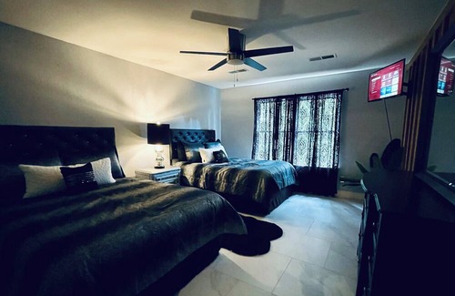 Mid America House | Lakefront! Sleeps 35! Pool&Hot Tub!