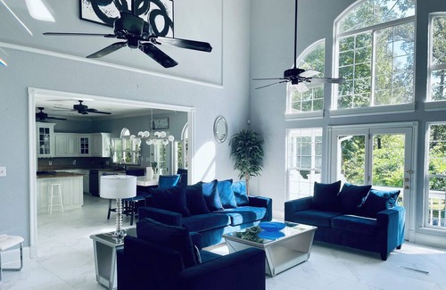 Mid America House | Lakefront! Sleeps 35! Pool&Hot Tub!