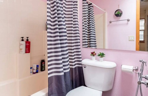 North Creek House | Cozy king bed with private bath & free parking Bothell