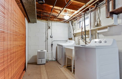 Crystal Apartment | Cozy 1BR Basement, Near Hospital with Free Parking