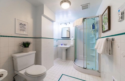 Alki Apartment | Waterfront Penthouse with Panoramic Views near Alki