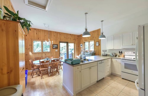 Muskoka Lakes Cottage | Lakeside Serenity: Windsor Point Retreat - Family Paradise with Stunning Views