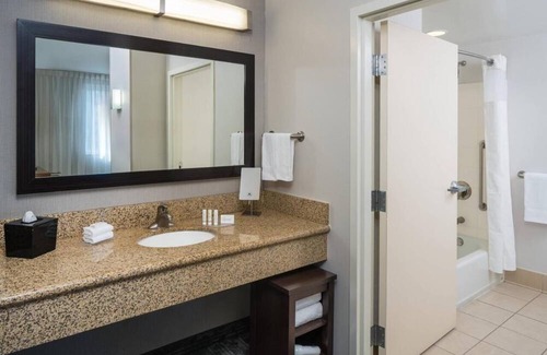 Ludlam Apartment | King Roomm Near Marathon MIA
