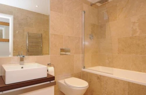 Woking House | Captivating 5-Bed House in Woking