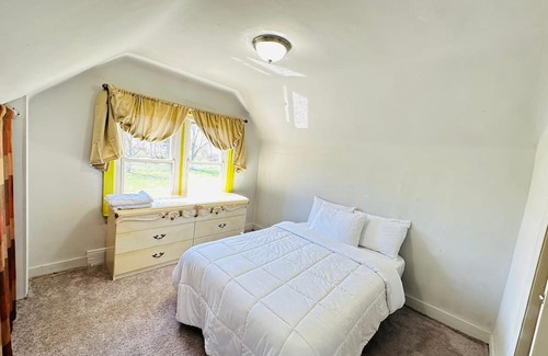 Wayne County House | Cozy Room 1 on Drake Haven