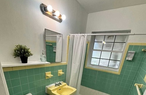 Poinciana Park Apartment | ★ 1 bdr Apartment ★ Beach 6min ★ Downtown 4min