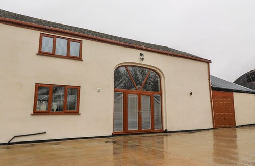 Knott End-on-Sea Cottage | BARN CONVERSION, with hot tub in Stalmine