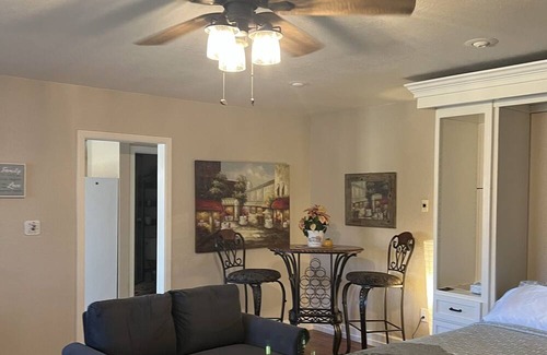 Ukiah House | This charming bungalow/cottage is located between Hopland and Ukiah.
