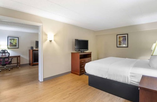 North Chesterfield House | Enjoy a Deluxe Stay - Spacious Rooms Close to Virginia Museum of Arts