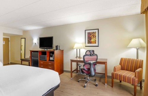 North Chesterfield House | Ultimate Comfort: Renovated Rooms Close to Providence Golf Course, Parking