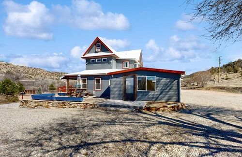 Naturita House | 2-story duplex with mtn views, deck, grill, W/D, & AC