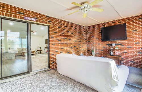 Port Malabar House | Beautiful Spacious 4 BRs Brick Villa-Pet Friendly