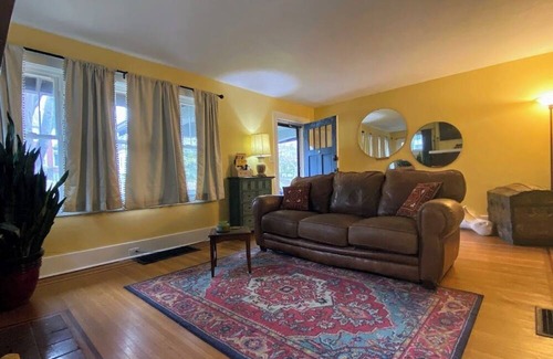 Deer Park House | "The Inn Field" Louisville, KY Home near KY EXPO, Waterfront & Bardstown Rd.,
