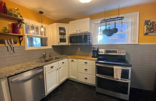 Deer Park House | "The Inn Field" Louisville, KY Home near KY EXPO, Waterfront & Bardstown Rd.,