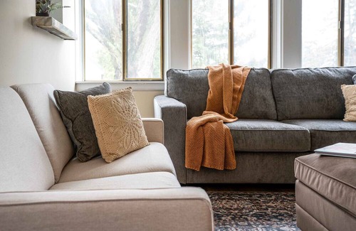 Como House | Crimson Cottage - 3BR & short walk to Lake Como!