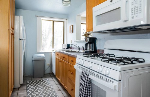 Como House | Crimson Cottage - 3BR & short walk to Lake Como!
