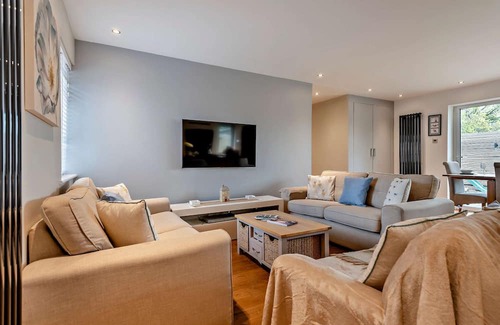 Christchurch House | Smart, Spacious & Private Holiday Bungalow in Christchurch Dorset Sleeps 8