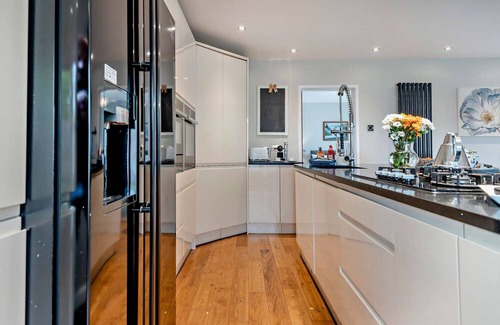 Christchurch House | Smart, Spacious & Private Holiday Bungalow in Christchurch Dorset Sleeps 8
