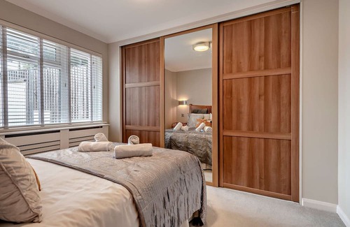 Christchurch House | Smart, Spacious & Private Holiday Bungalow in Christchurch Dorset Sleeps 8