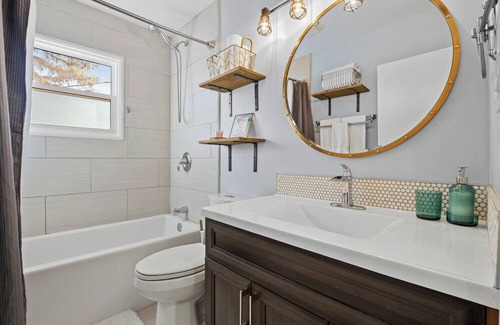 Northwest Calgary House | The Owl 3 Queen Beds PetFriendly FencedYard