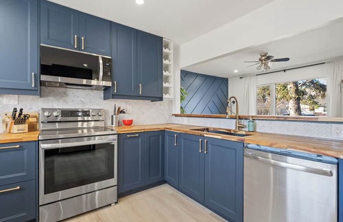 Northwest Calgary House | The Owl 3 Queen Beds PetFriendly FencedYard