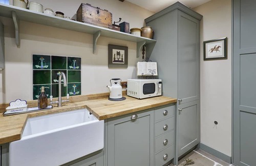 Llangadog House | Host & Stay | Gablebach