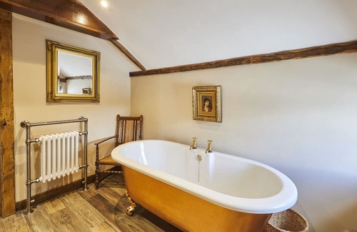 Llangadog House | Host & Stay | Gablebach