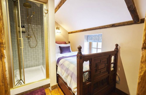 Llangadog House | Host & Stay | Gablebach