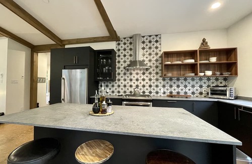 Gore Cottage | Beautiful brand new cottage in Gore, with spa and private access to Lake Baron