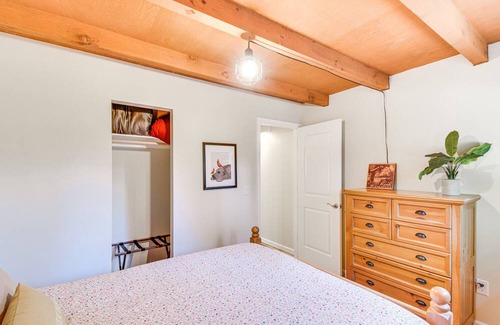 Arnold Cabin | Charming Arnold Cabin w/ Deck & Wood-Burning Stove