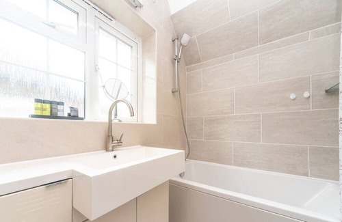 Worcester Park Apartment | Lovely, cosy gem with free parking | Pass the Keys