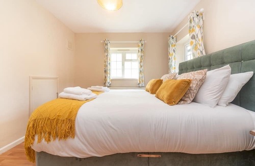 Worcester Park Apartment | Lovely, cosy gem with free parking | Pass the Keys