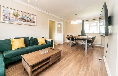 Worcester Park Apartment | Lovely, cosy gem with free parking | Pass the Keys