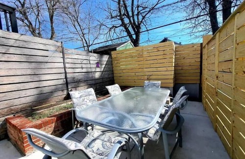Hampden House | Hampden Townhouse Walkable/parking/JHU/backyard-patio