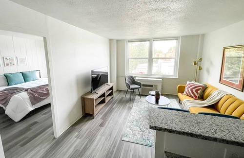 Mount Auburn Apartment | Sleepover: Vivid 1BD/1BA + Gym -Cincinnati