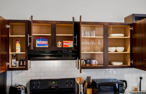 Downtown Kansas City Apartment | Downtown KC - Stylish 1 BD Apt | 2 Queen Beds