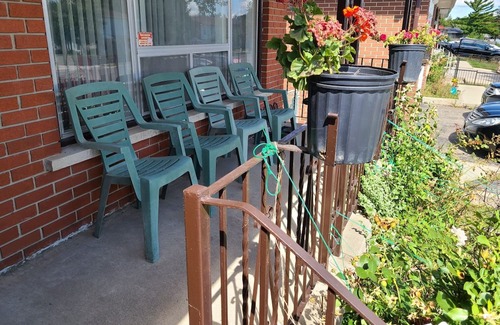 Malton House | SPACIOUS, INDEPENDENT ONE BEDROOM SUITE 10 MINUTES FROM THE PEARSON AIRPORT.