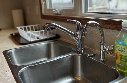 Regina House | Cozy 201-room in welcoming Regina with WiFi, AC at Shannon Rd& Deergrove Crt