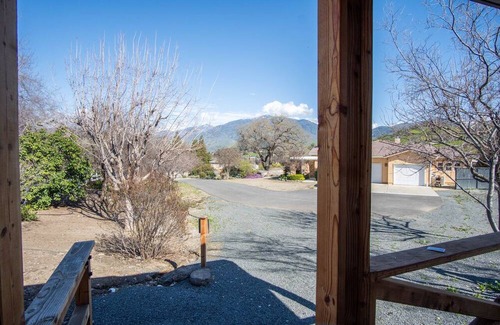 Springville Cabin | Villeta Marino!! Cozy cabin close to Sierra's, lake and 18 hole golf course!!