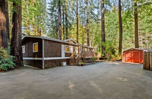 Cazadero Cabin | Casa De Flores ~ Creekfront, Dog Friendly, Redwoods