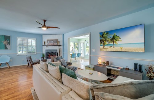 Anna Maria House | 2 Bed & 2 Bath with pool and gym on canal