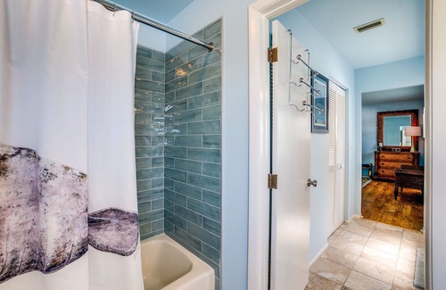 Anna Maria House | 2 Bed & 2 Bath with pool and gym on canal