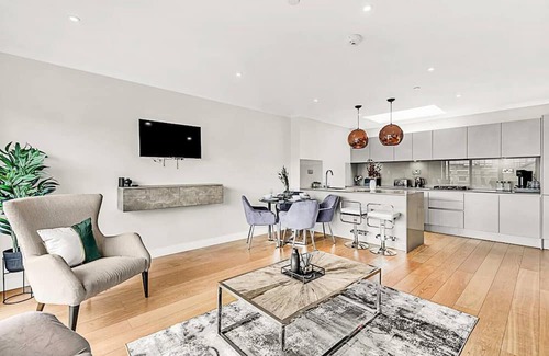 Syon Apartment | Brentford Penthouse T