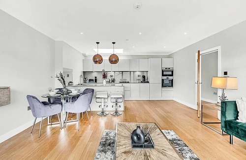 Syon Apartment | Brentford Penthouse T