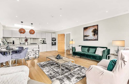 Syon Apartment | Brentford Penthouse T