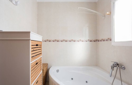 La Font d'en Carros Apartment | Apartment 'Maison Oliva 2' with Mountain View, Shared Pool and Wi-Fi