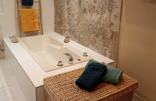 Campagne Villa | Homerez - Villa for 6 ppl. with swimming-pool, garden and terrace at Campagne