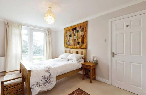 Cheltenham House | 3BR Cheltenham House - Elegance and Comfort
